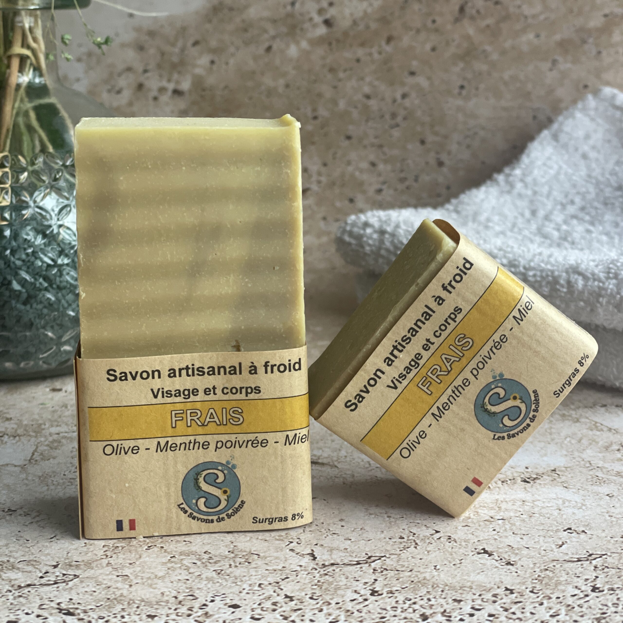 Savons posés en quinconces sur une pierre de travertin