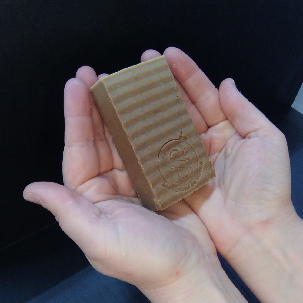 Savons rectangulaire dans des paumes de mains ouvertes