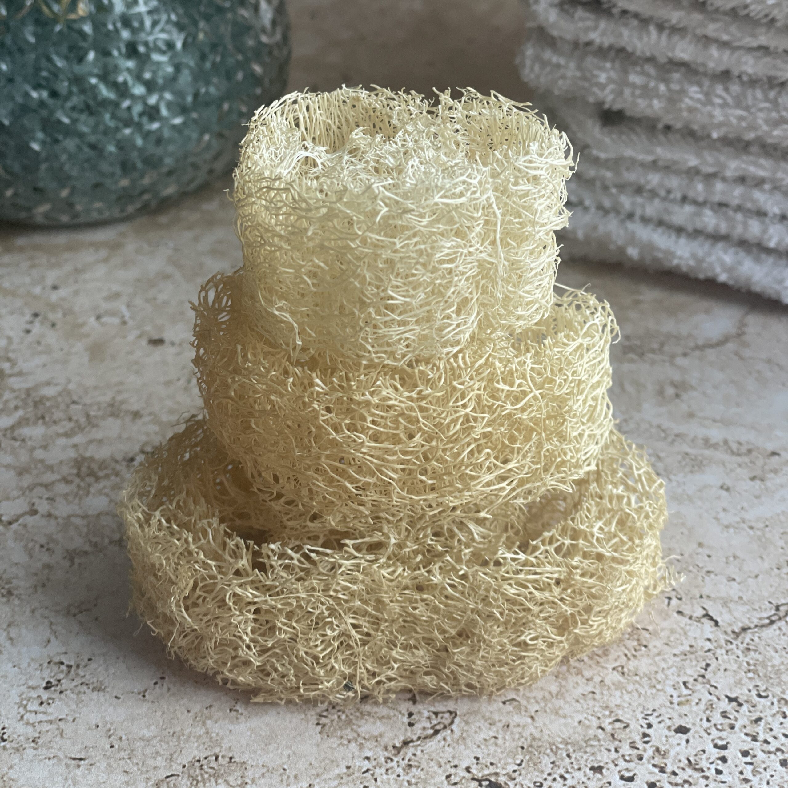 tranches de luffa superposées sur une pierre de travertin