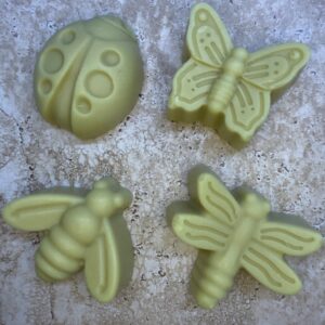 4 savons blanc en forme d'animaux: abeille, coccinelle, libellule et papillon