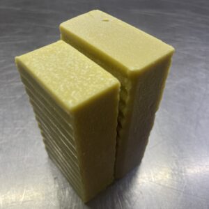 2 savons posés sur la tranche côté à côté qui laisse voir leur différence de taille.